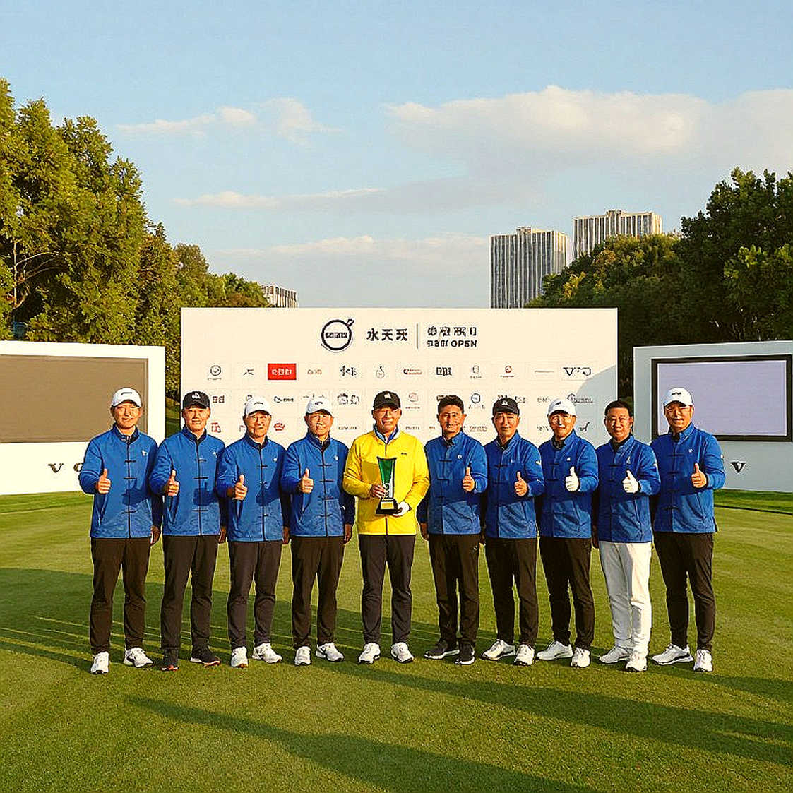 Aaron Rai gạt run rẩy để vượt Rory McIlroy trong ngày khai màn tại Wentworth