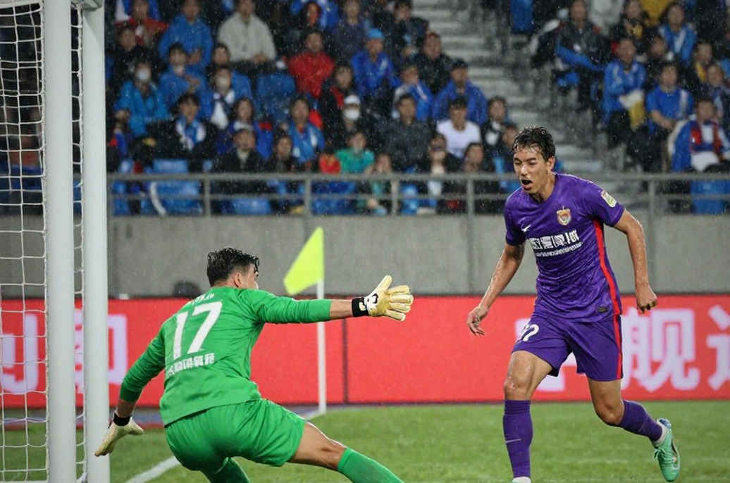 Gabriel Milito bảo vệ Luis Romo sau sai lầm trước Querétaro: 'Không phải lỗi của cậu ấy, cả đội đã chơi kém'