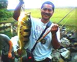 Jimmy Wong wif his first Peacock Bass this size. its caught on clouser